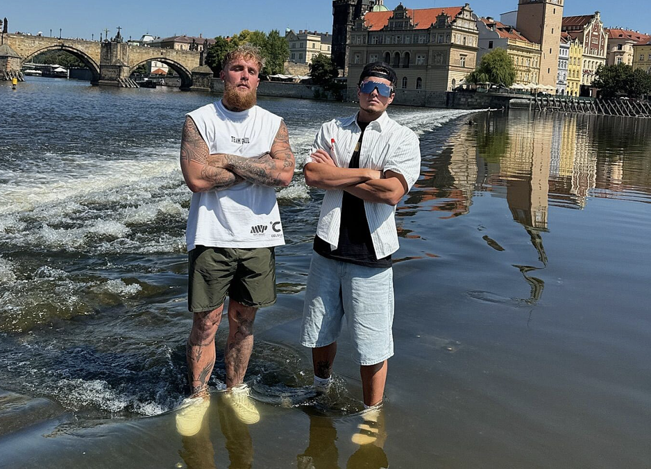 Influencer Jake Paul rozdával v Praze auta a peníze, na akci ho doprovodil český kolega